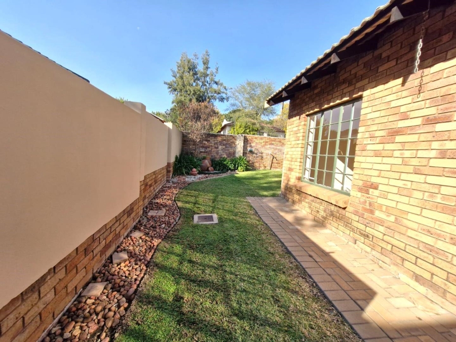 To Let 2 Bedroom Property for Rent in Meerhof North West